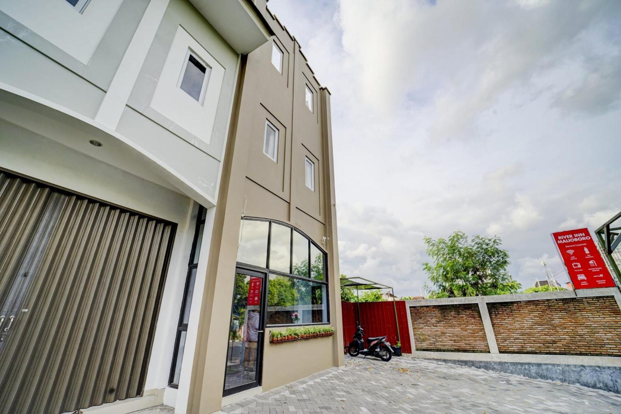 Super Oyo 90778 River Inn Malioboro Yogyakarta Exterior foto