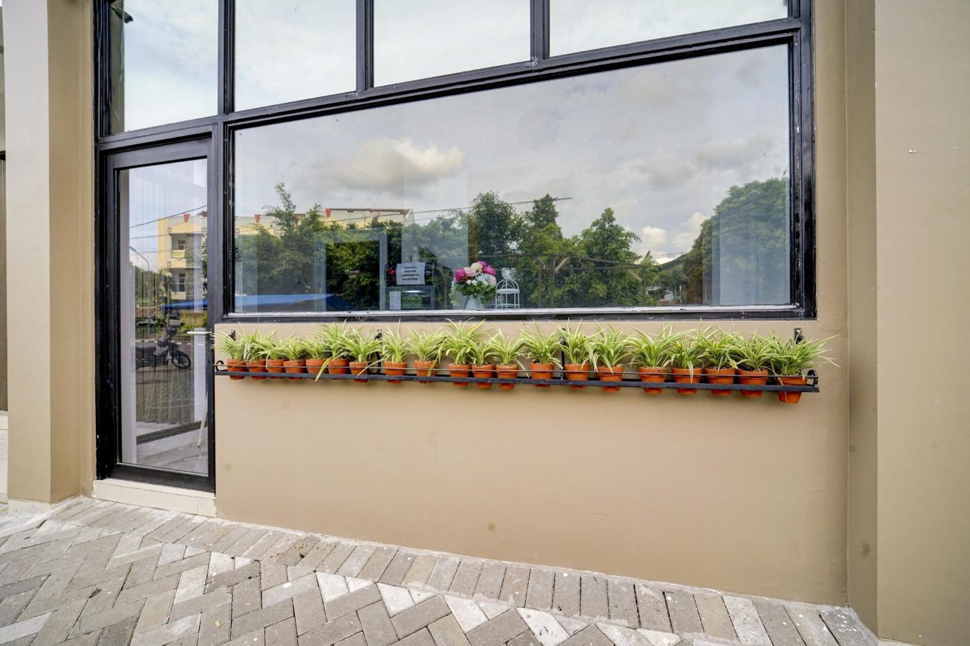 Super Oyo 90778 River Inn Malioboro Yogyakarta Exterior foto