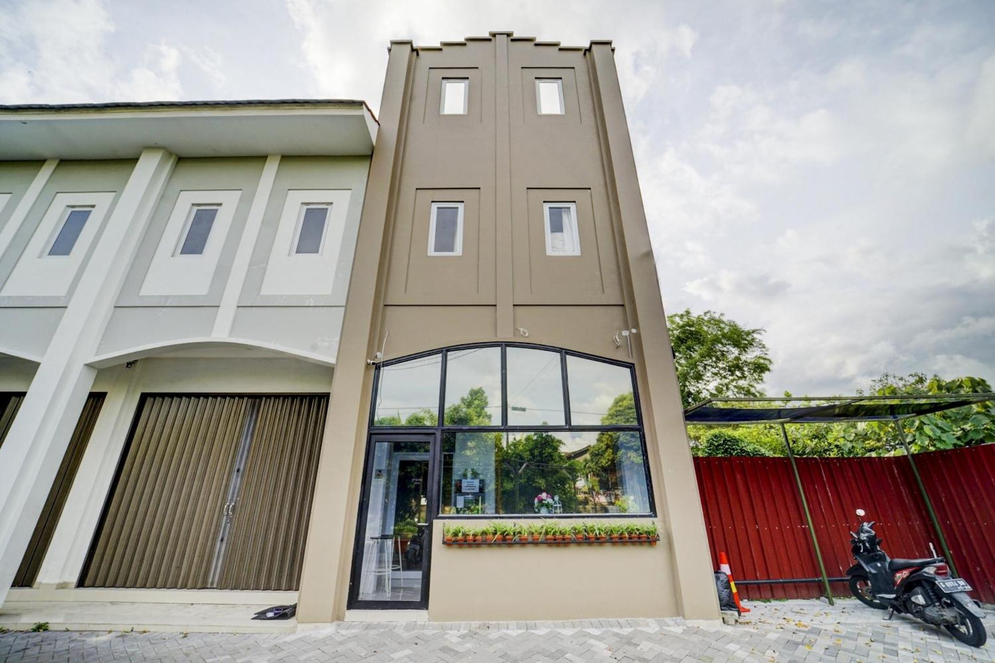 Super Oyo 90778 River Inn Malioboro Yogyakarta Exterior foto