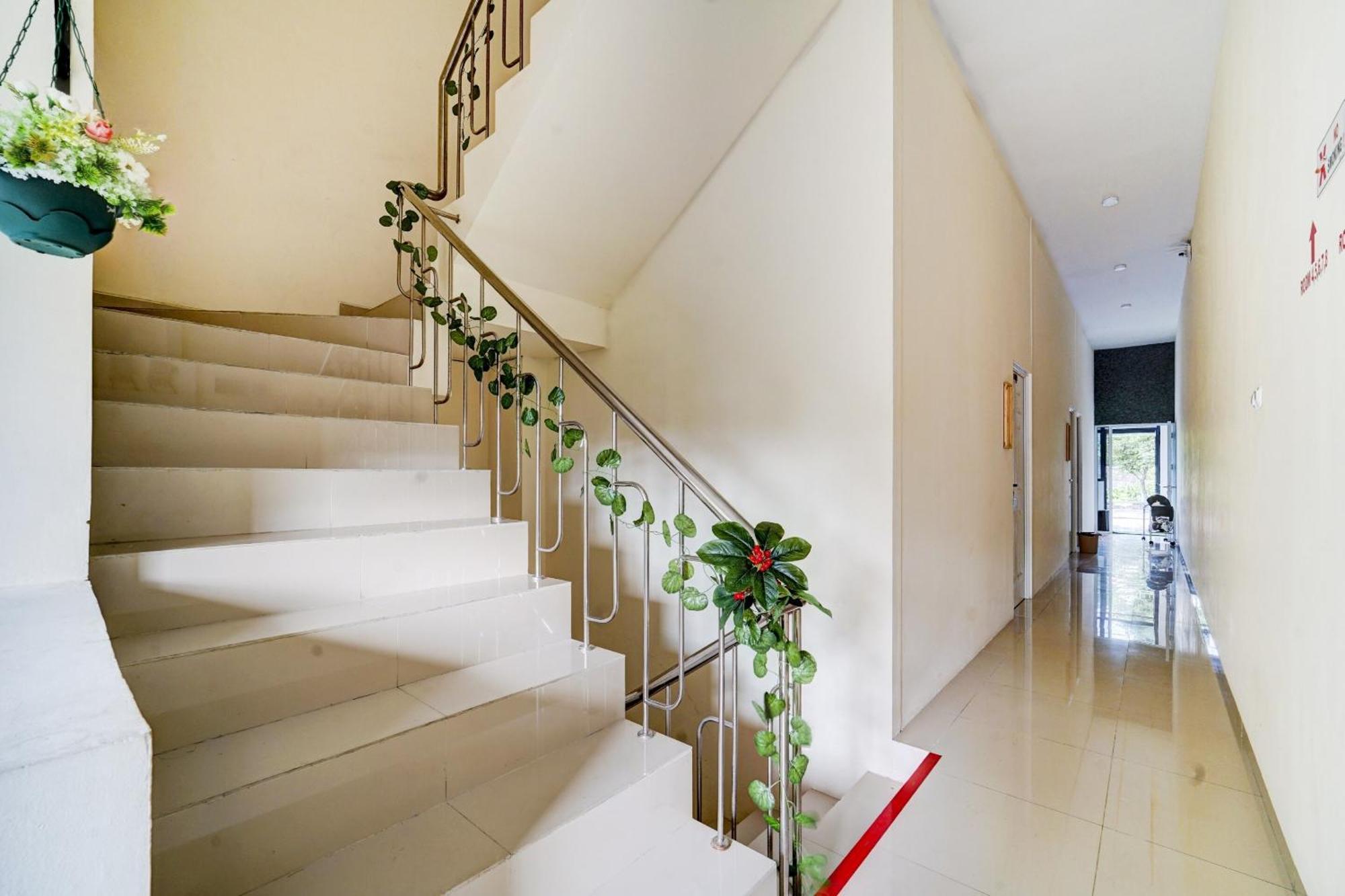Super Oyo 90778 River Inn Malioboro Yogyakarta Exterior foto